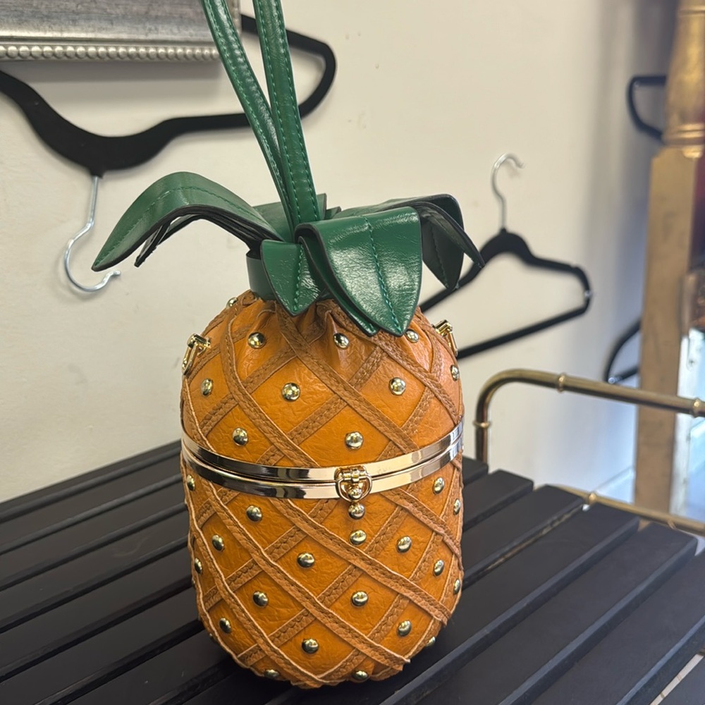 Pineapple Anyone ? This purse comes with a detachable strap.
